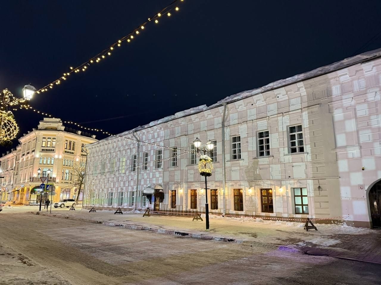 В Ярославле запустили художественную подсветку здания на улице Кирова