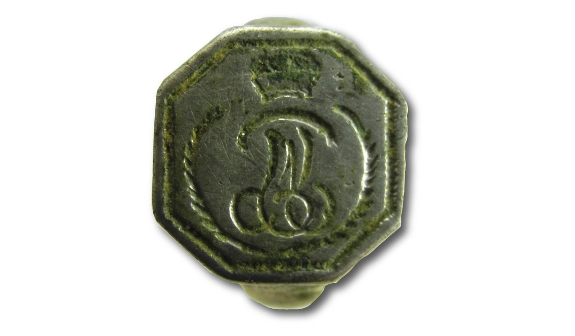 В Ярославской области обнаружили серебряный перстень и мундирную пуговицу с гербом