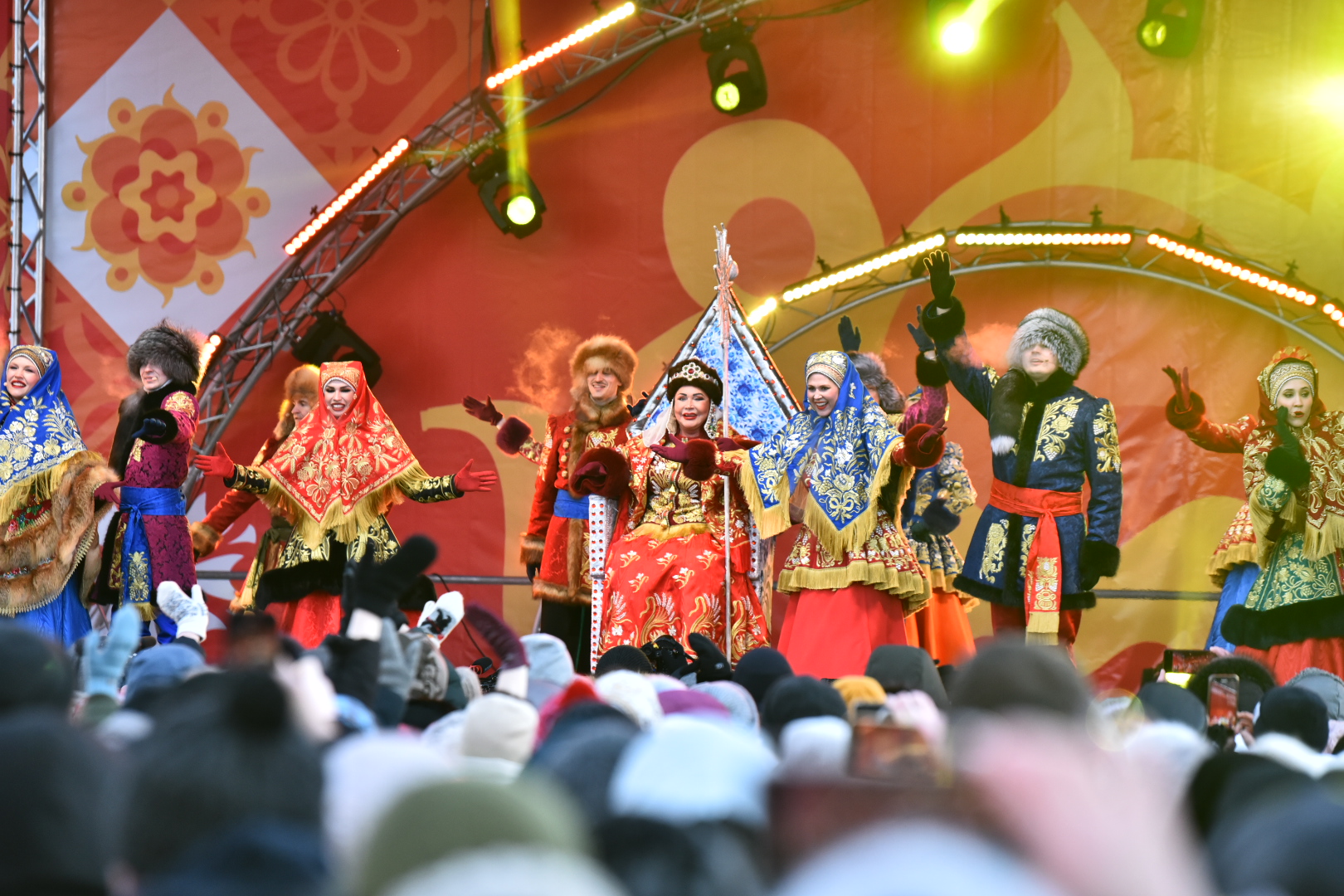 Более 20 тысяч гостей: в Ярославле широко отмечают Главную Масленицу страны