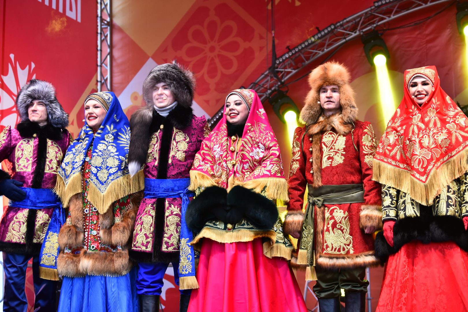 Более 20 тысяч гостей: в Ярославле широко отмечают Главную Масленицу страны