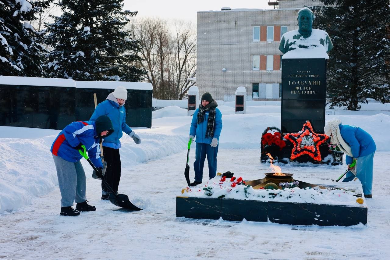 Участники ярославских студотрядов помогли жителям Тутаевского округа расчищать дворы и парки от снега