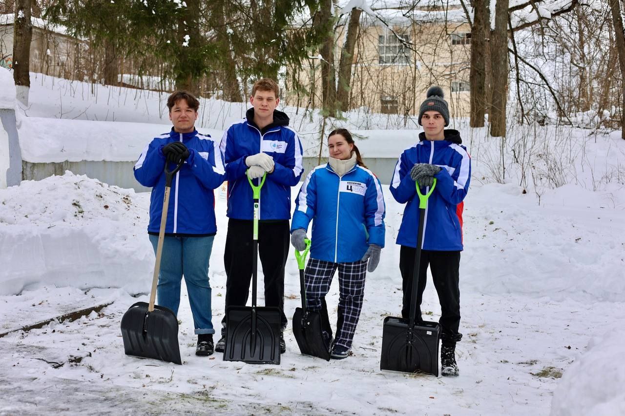 Участники ярославских студотрядов помогли жителям Тутаевского округа расчищать дворы и парки от снега