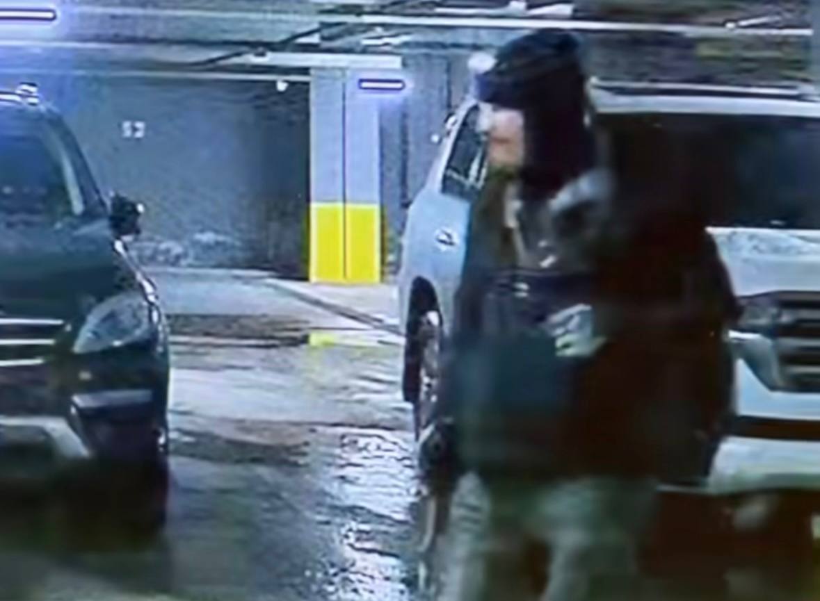 С подземного паркинга ЖК в центре Ярославля угнали элитную иномарку