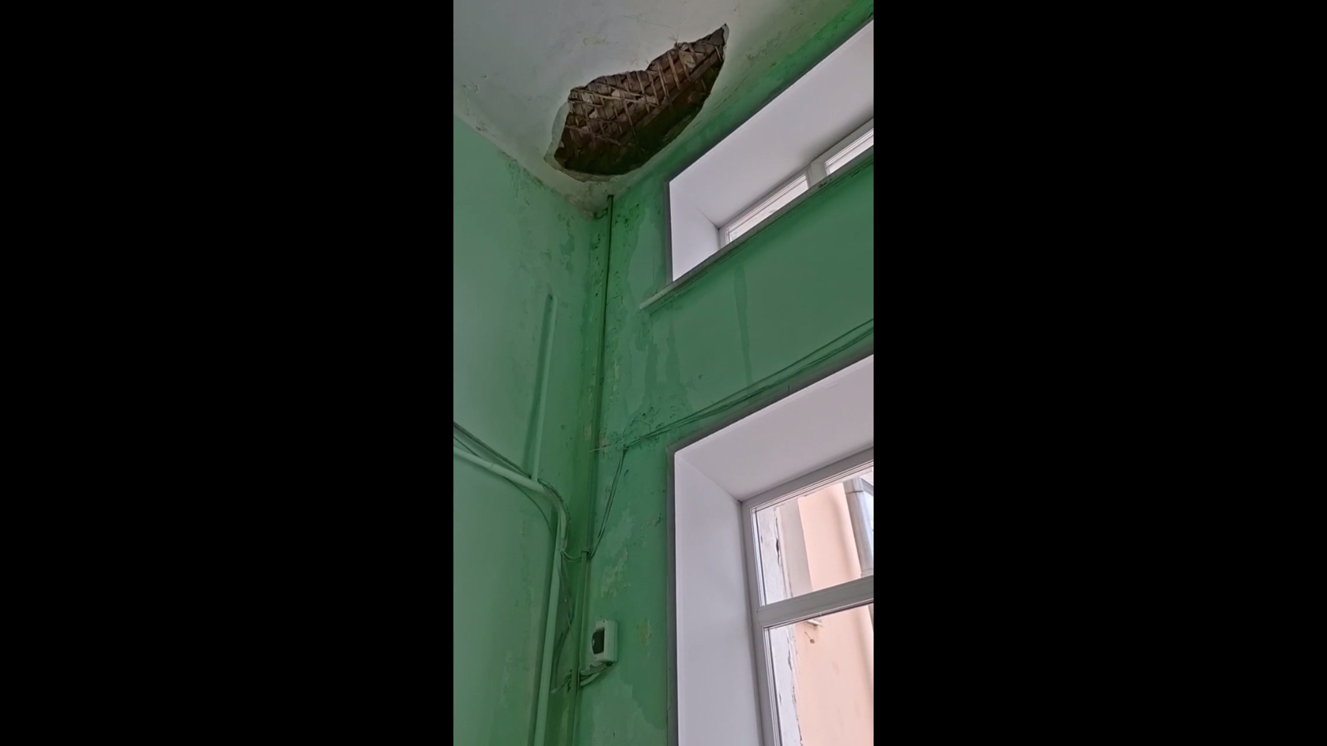 В Ярославле в жилом доме обвалился потолок