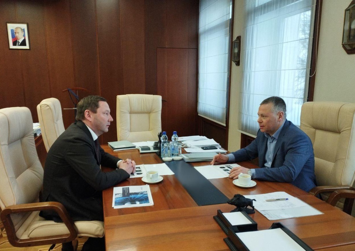 Михаил Евраев провел рабочую встречу с гендиректором рыбинского предприятия Ильей Конюховым