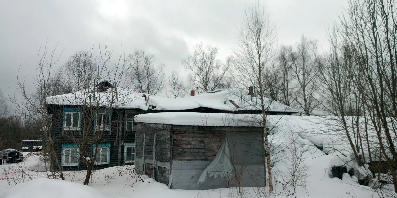 В Ярославской области крыша аварийного дома сломалась под тяжестью снега