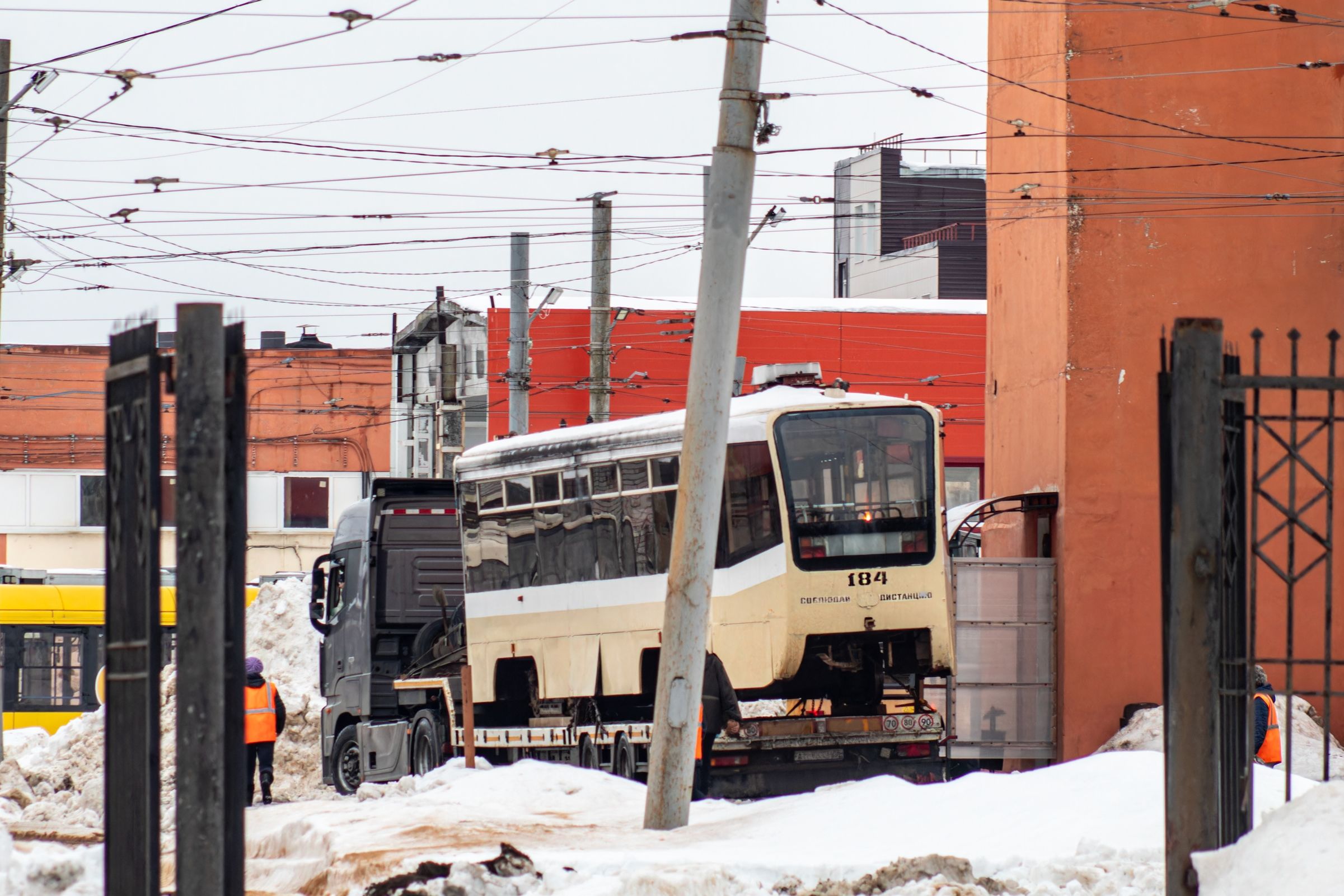 В Ярославле начали отгружать трамваи для отправки их в Бийск