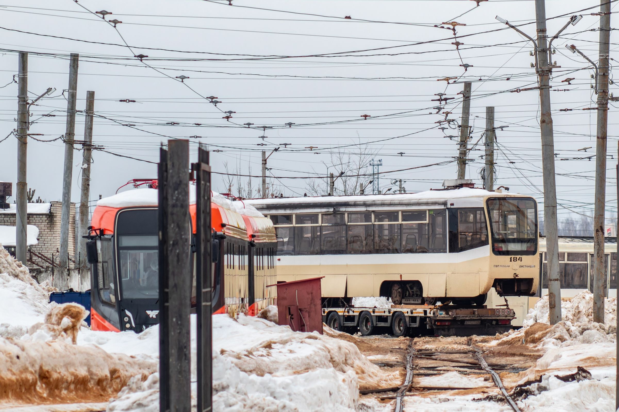 В Ярославле начали отгружать трамваи для отправки их в Бийск