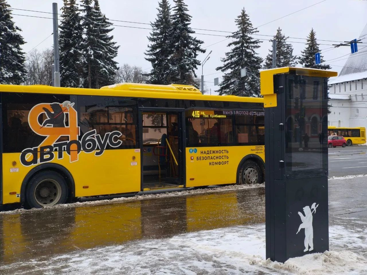 Интерактивный экран установили на остановке в центре Ярославля