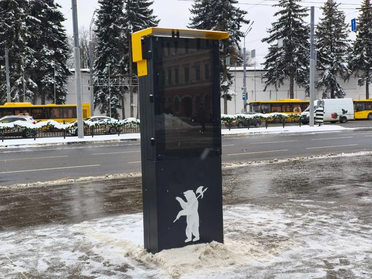 Интерактивный экран установили на остановке в центре Ярославля