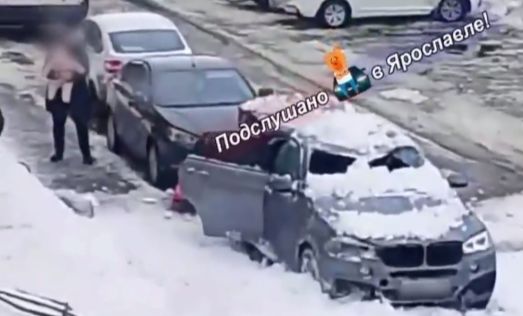 Глубокая вмятина, разбито стекло: под Ярославлем глыба снега упала на машину с ребенком