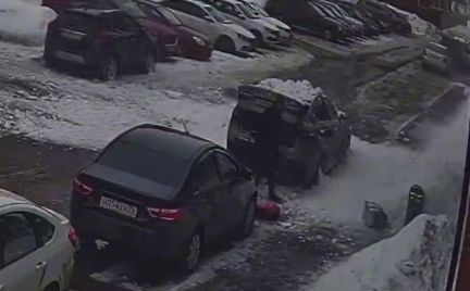 Глубокая вмятина, разбито стекло: под Ярославлем глыба снега упала на машину с ребенком