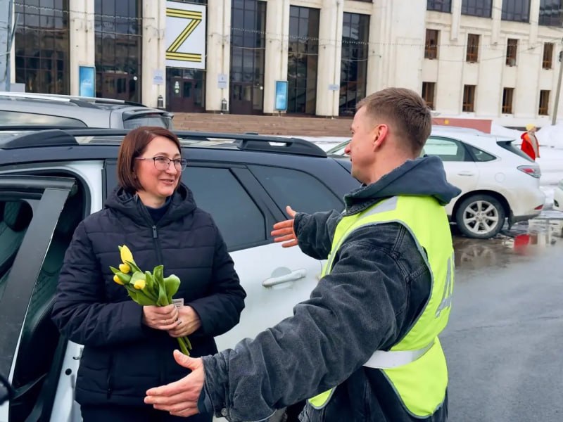 Известный актер Роман Курцын вместе с Госавтоинспекцией поздравил автоледи в Ярославле
