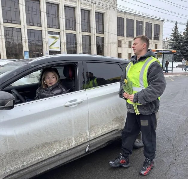 Известный актер Роман Курцын вместе с Госавтоинспекцией поздравил автоледи в Ярославле