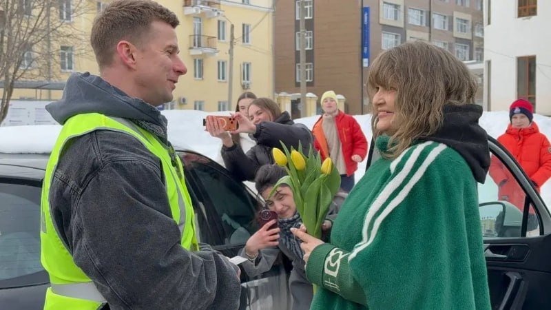 Известный актер Роман Курцын вместе с Госавтоинспекцией поздравил автоледи в Ярославле