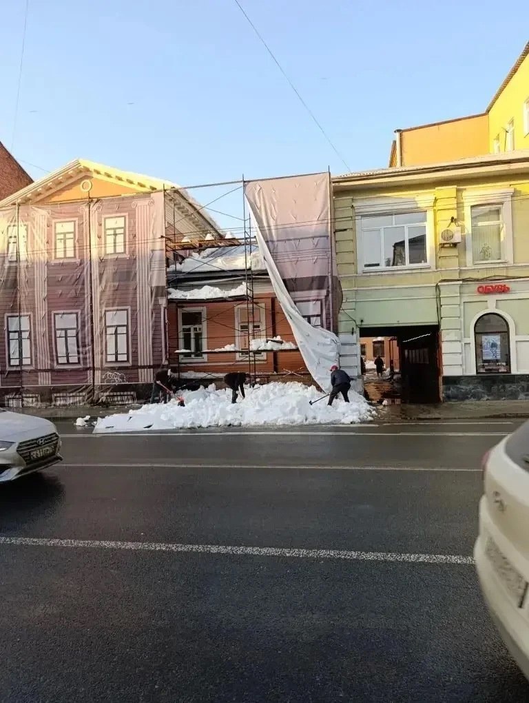 В центре Ярославля снег с крыши завалил прохожих