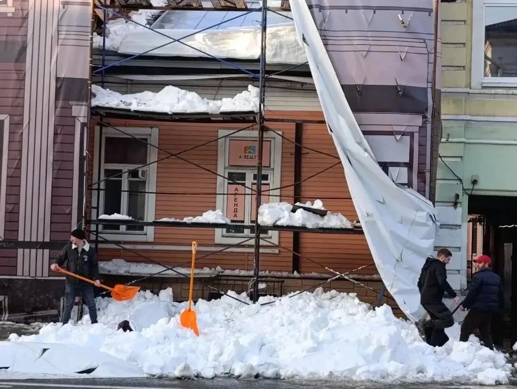 В центре Ярославля снег с крыши завалил прохожих