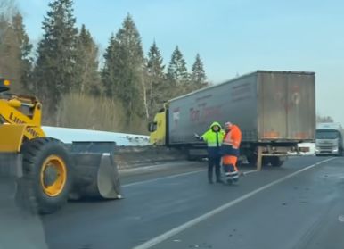 В результате ДТП с фурой в Ярославской области погиб водитель ВАЗа