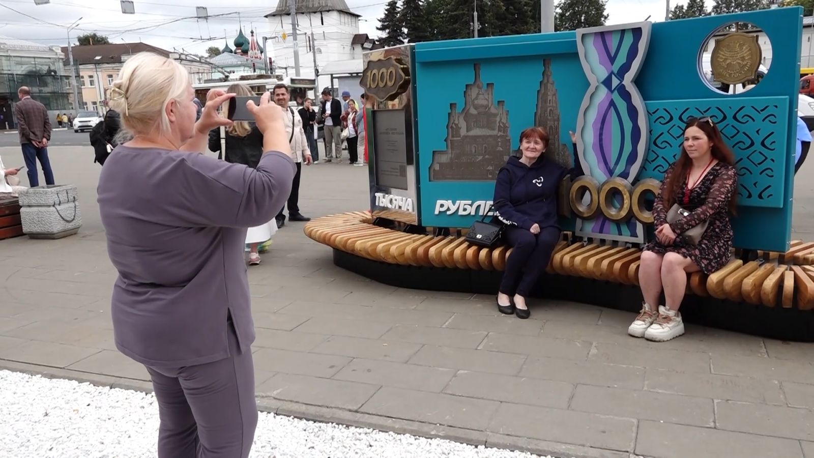 В Ярославле вернули на место скамью в честь тысячерублевой купюры