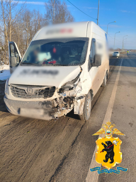 В столкновении с микроавтобусом на трассе М8 в Ярославской области пострадал водитель иномарки