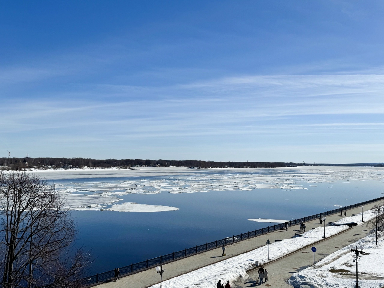 В Ярославле Волга вскрылась ото льда