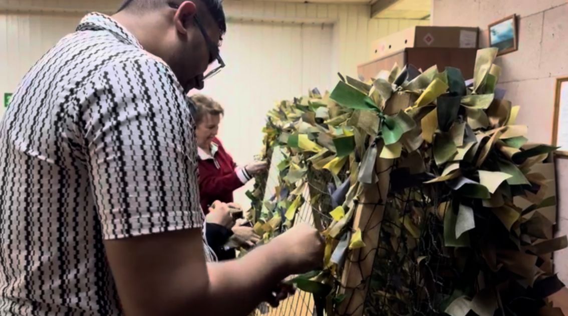 Студенты из Индии присоединились к плетению маскировочных сетей в Ярославле