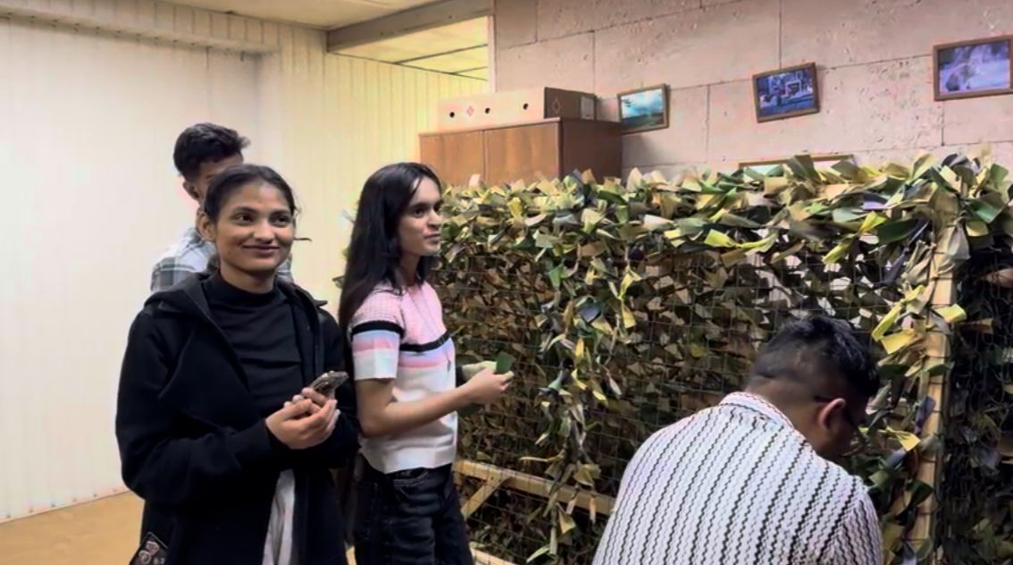 Студенты из Индии присоединились к плетению маскировочных сетей в Ярославле