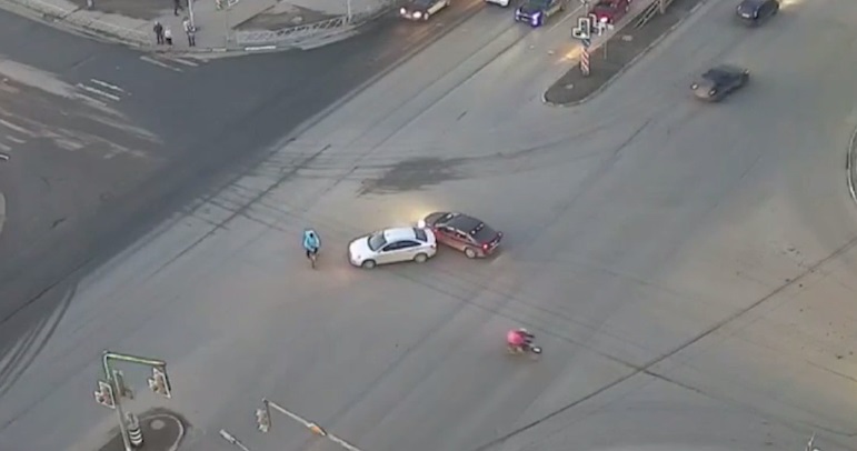 Курьеры спровоцировали ДТП на Московском проспекте в Ярославле