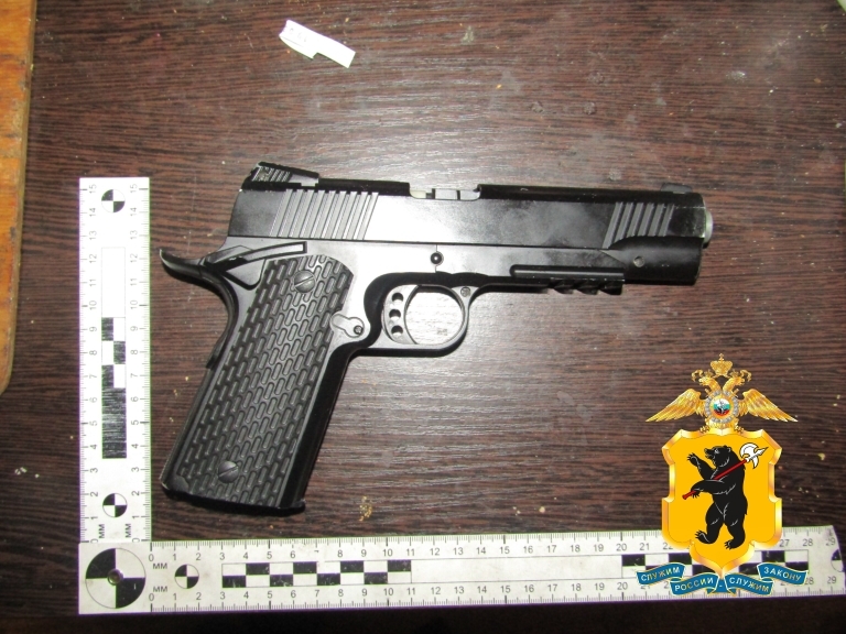 Житель Рыбинска с игрушечным пистолетом ограбил мужчину во время распития алкоголя