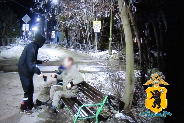 Житель Рыбинска с игрушечным пистолетом ограбил мужчину во время распития алкоголя