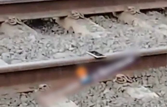 В Ярославле движение трамваев остановилось из-за телефона на рельсах