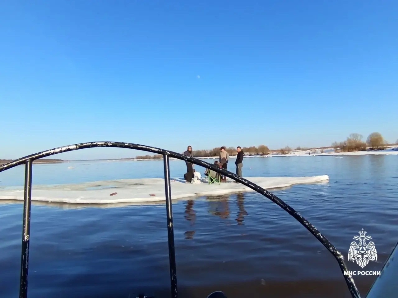 Жители Ярославля организовали пикник на плавающей льдине
