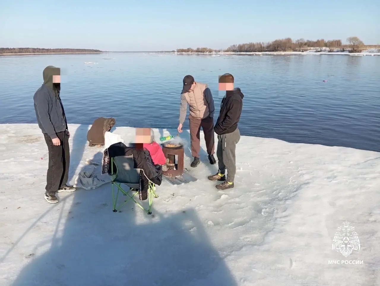 Жители Ярославля организовали пикник на плавающей льдине