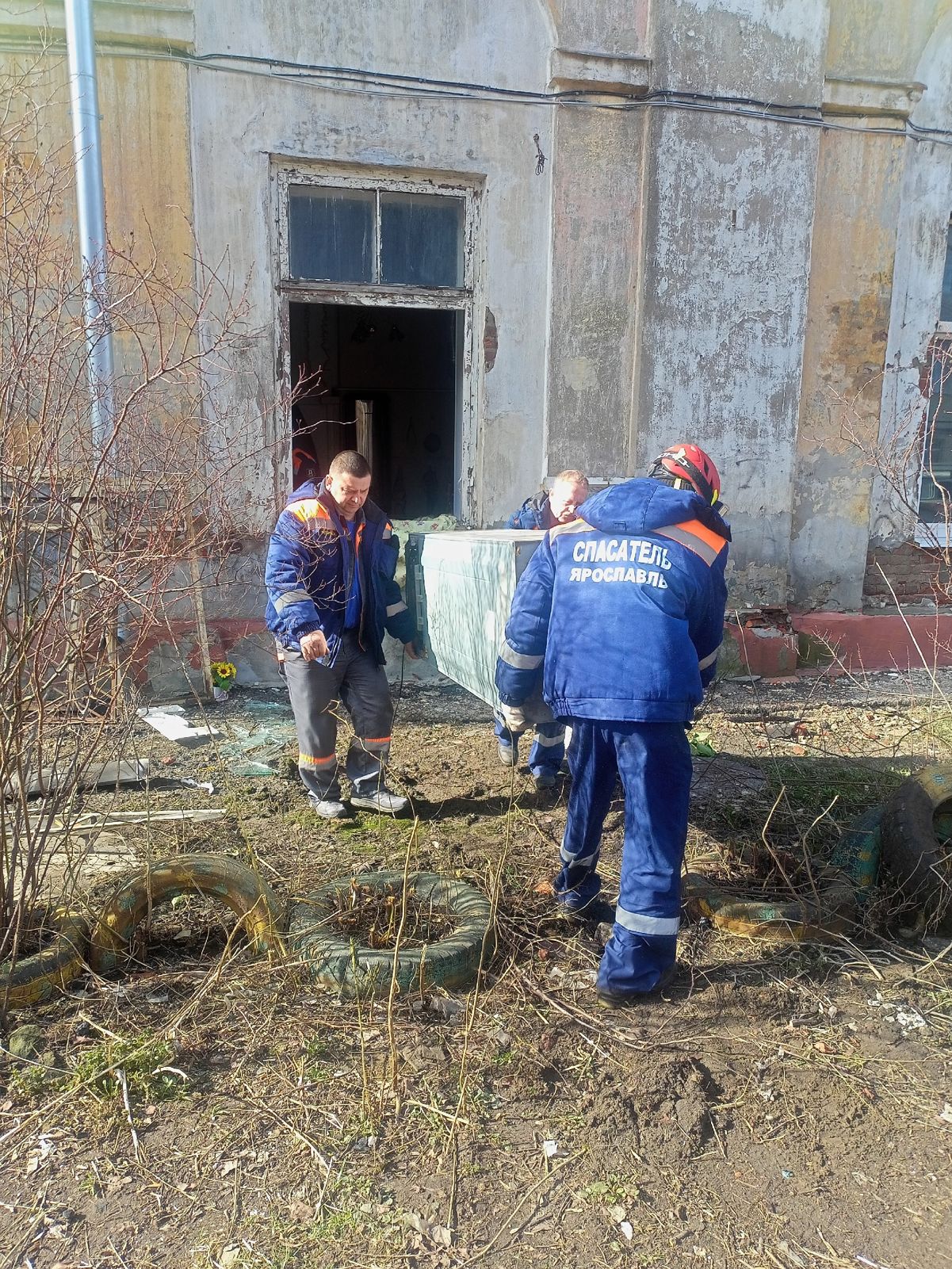 Спасатели помогают жильцам горевшего дома на улице Стачек вынести вещи