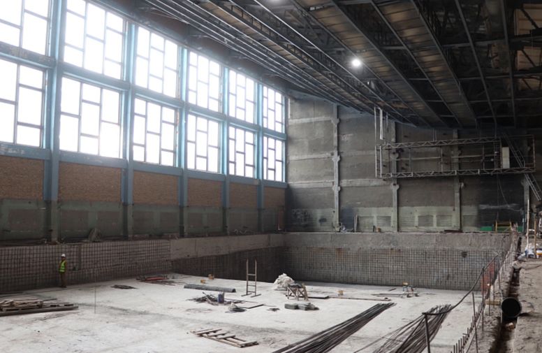 В бассейне «Лазурный» в Ярославле готовятся к установке витражей на фасаде