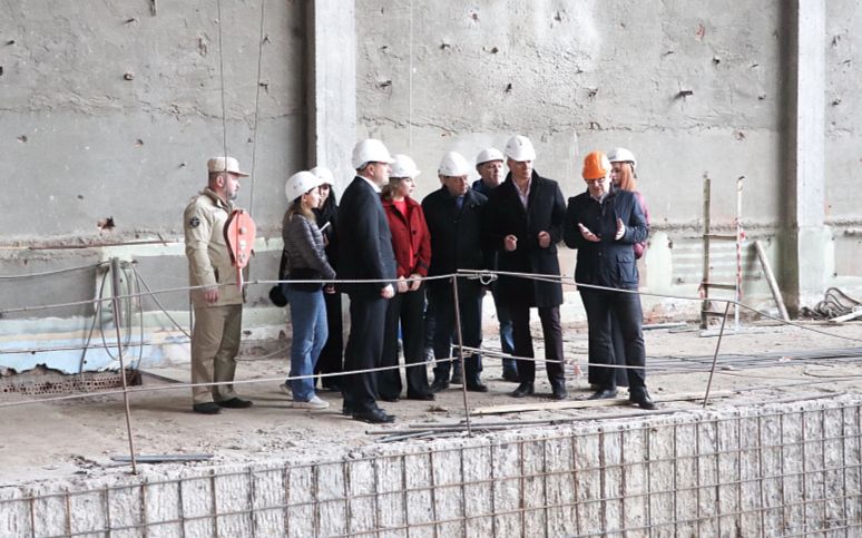В бассейне «Лазурный» в Ярославле готовятся к установке витражей на фасаде