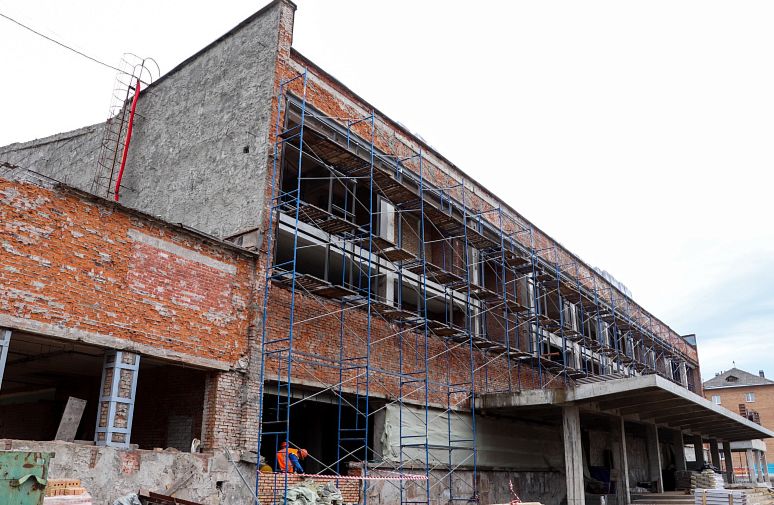 В бассейне «Лазурный» в Ярославле готовятся к установке витражей на фасаде