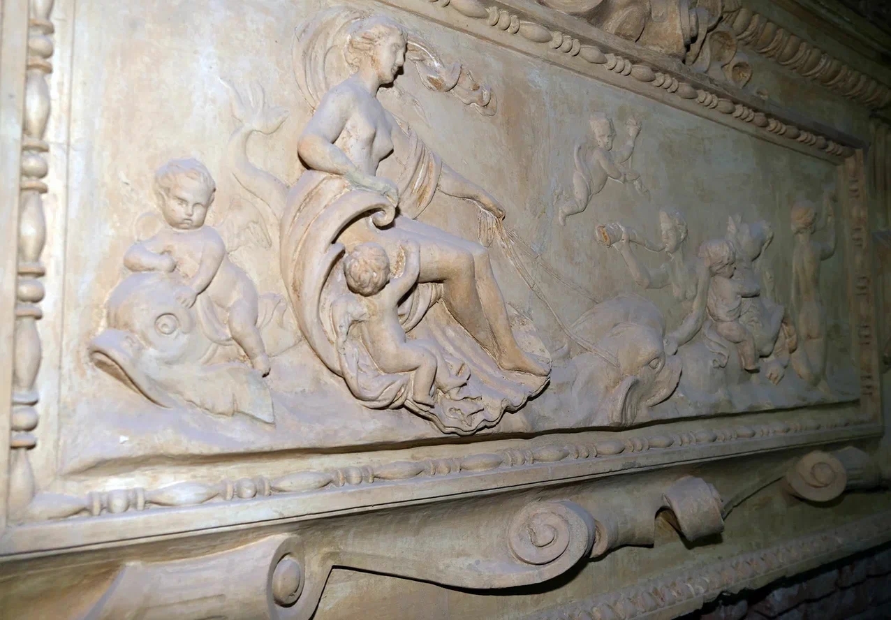 Под потолком Дома Радио нашли барельеф — портрет архитекторов здания