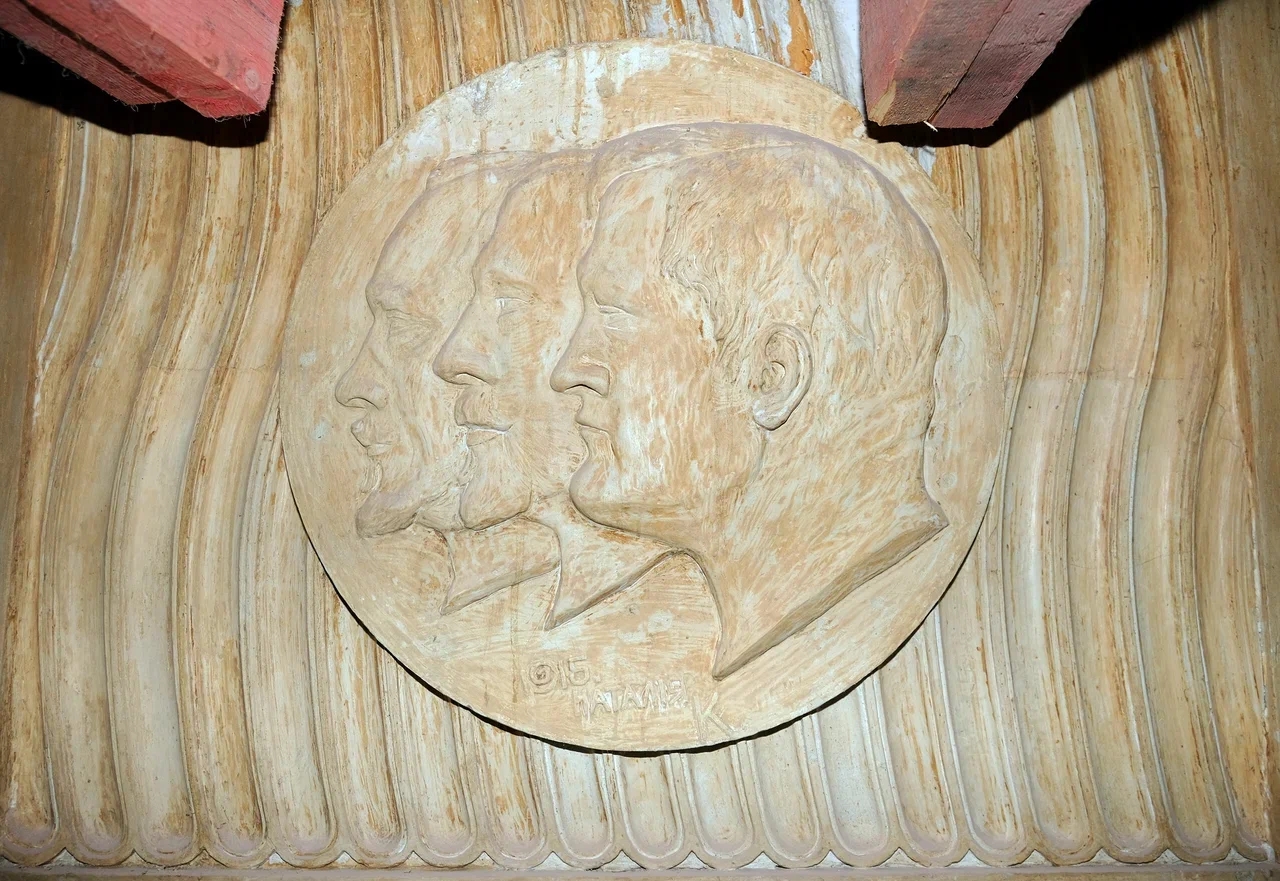 Под потолком Дома Радио нашли барельеф — портрет архитекторов здания