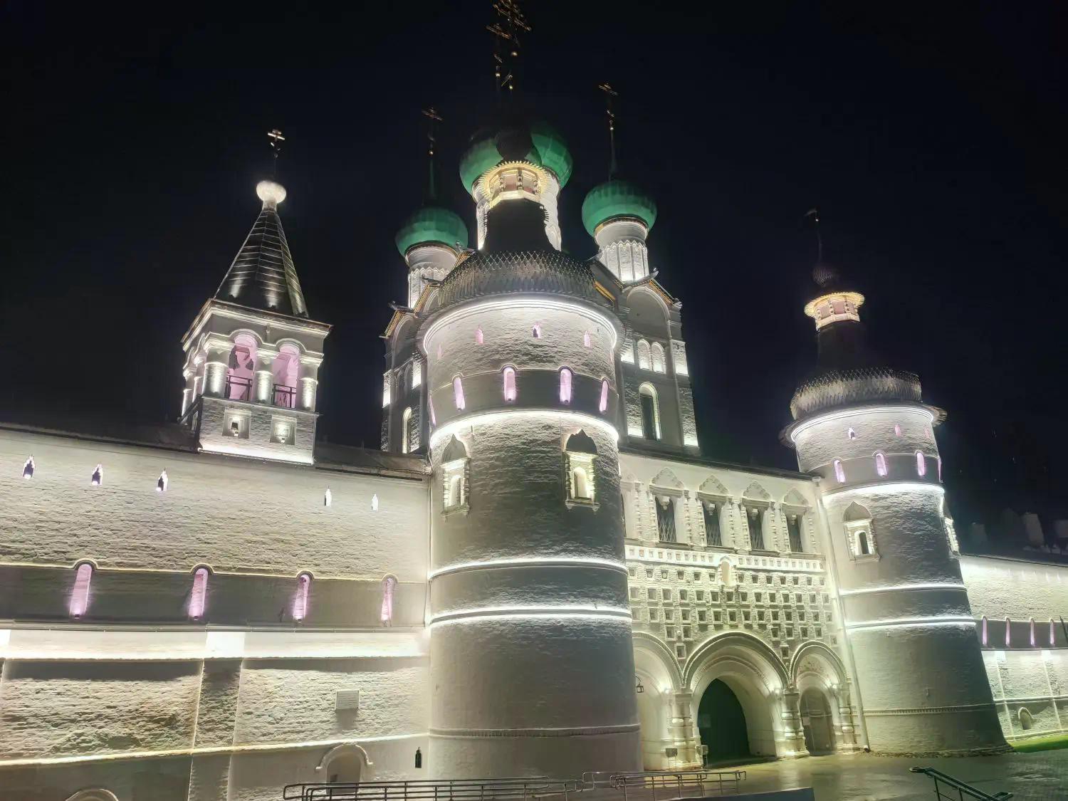 Архитектурную подсветку восьми объектов Ростовского кремля запустили в тестовом режиме