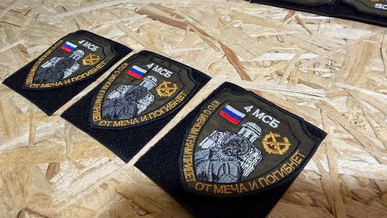 Наши бойцы на СВО прикрепили к форме шевроны, придуманные юными переславцами