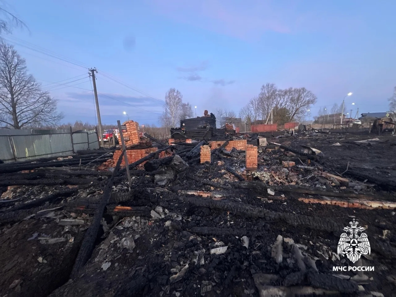 При пожаре под Ярославлем погибли два человека, один пострадал, спасли 30 телят