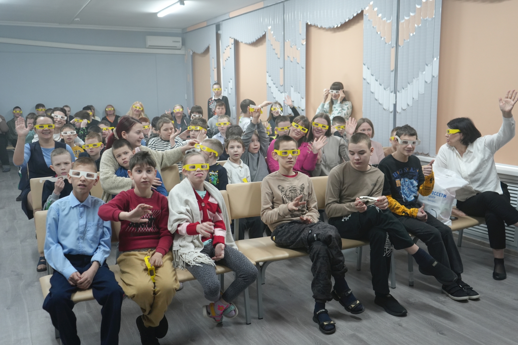 Световое шоу и уроки безопасности: энергетики «Ярэнерго» устроили праздник в школе-интернате №6