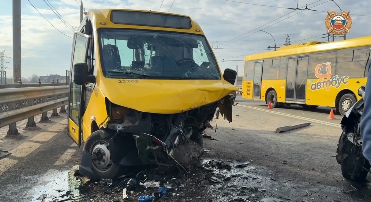 В результате ДТП с автобусом в Ярославле пострадали 11 человек