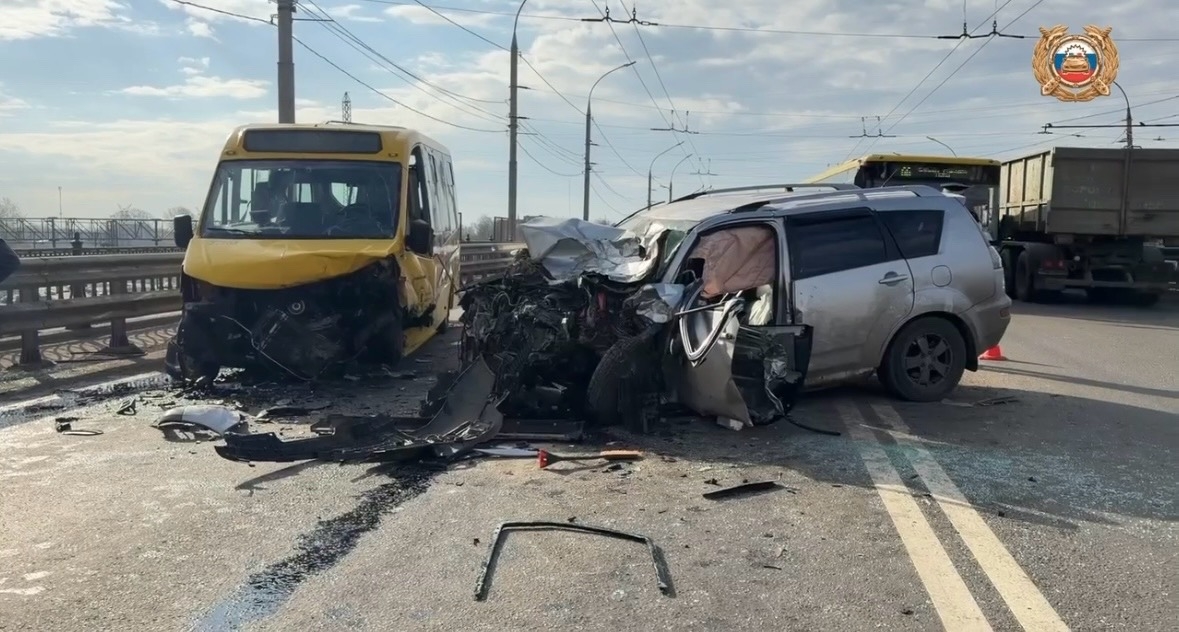 В результате ДТП с автобусом в Ярославле пострадали 11 человек