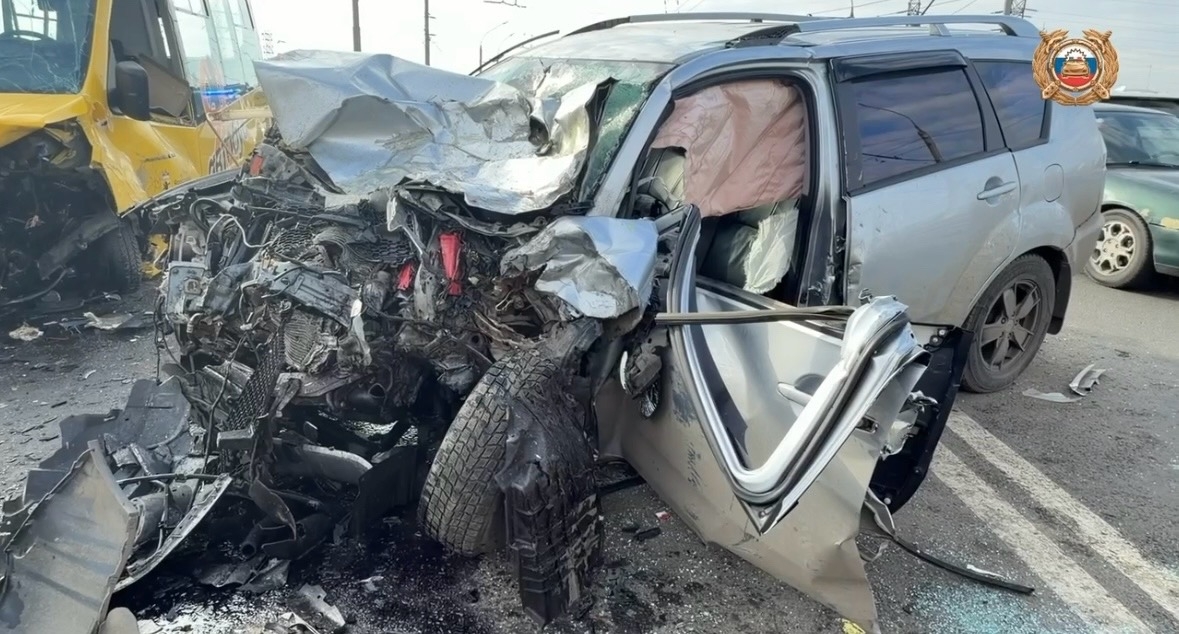 В результате ДТП с автобусом в Ярославле пострадали 11 человек