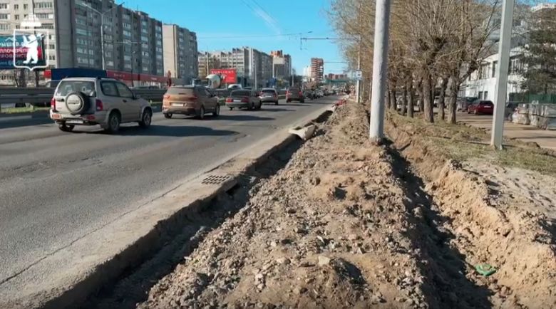 На Московском проспекте в Ярославле подрядчик укладывает плитку на тротуарах