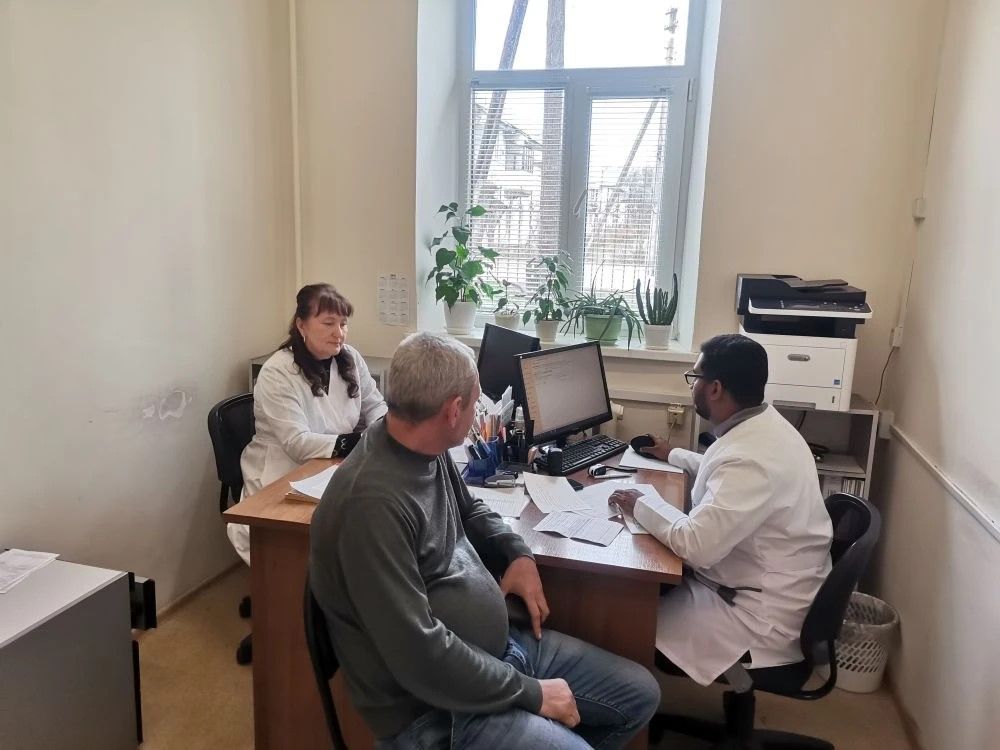 Терапевт из Индии устроился на работу в поликлинику Ярославской области