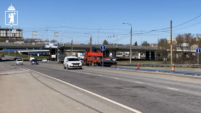 На Промышленном шоссе в Ярославле устанавливают барьерное ограждение