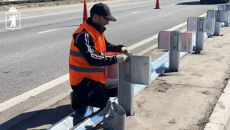 На Промышленном шоссе в Ярославле устанавливают барьерное ограждение